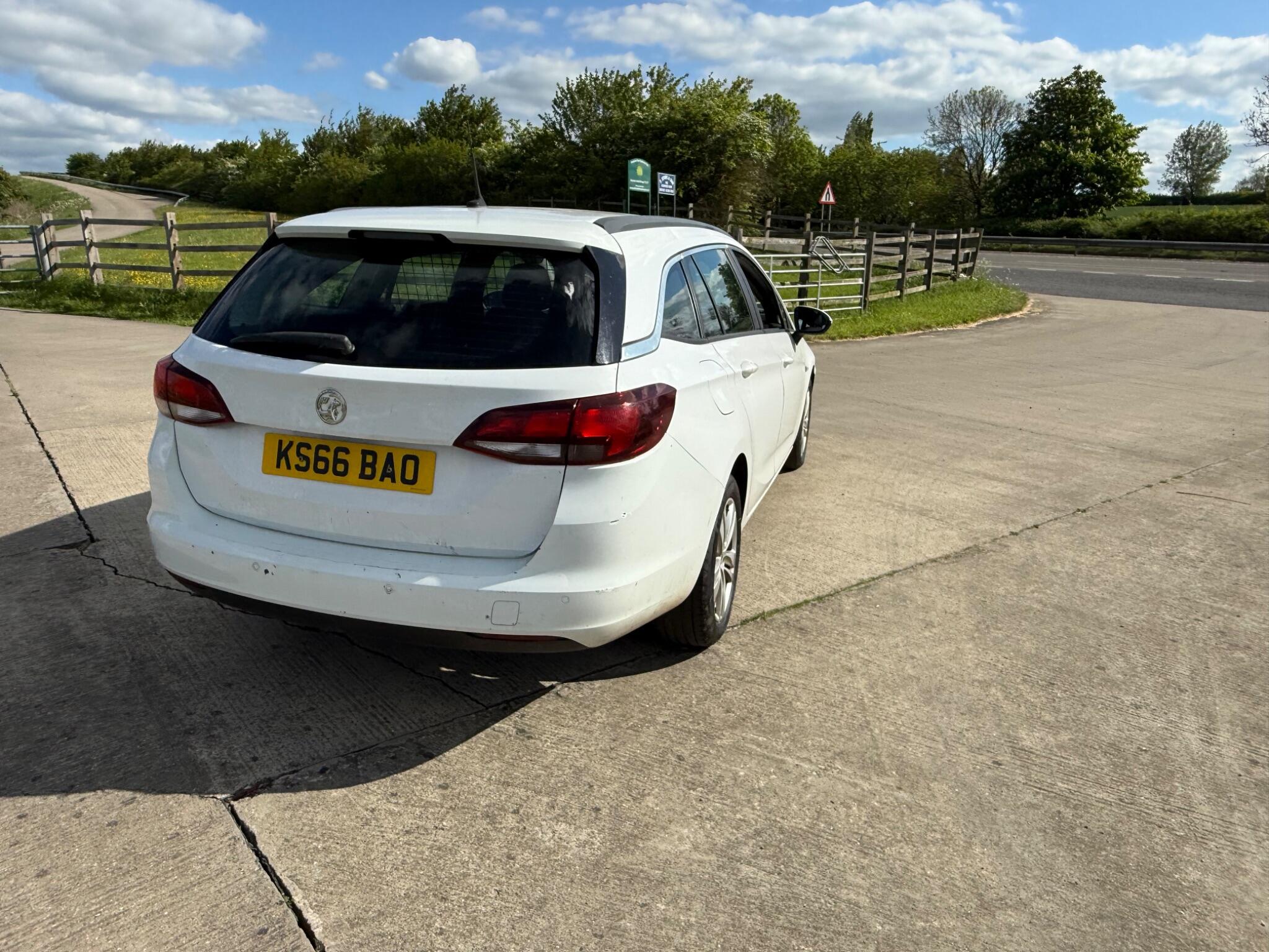 Vauxhall Astra 1.6 CDTi Tech Line Sports Tourer Euro 6 (s/s) 5dr — photo 80 of 104